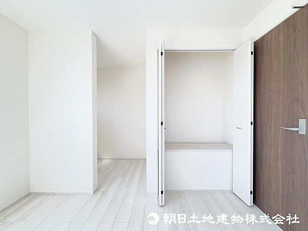 <ワークスペース>主寝室には1.5帖のワークスペースもあります。