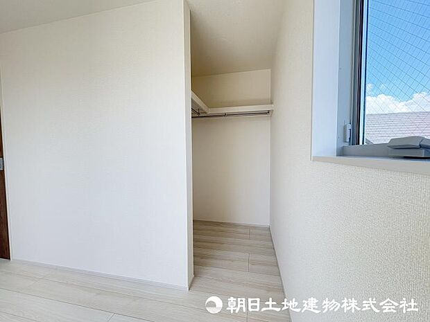 <収納>お洋服やお荷物をすっきりと収納できるウォークインクローゼットです。