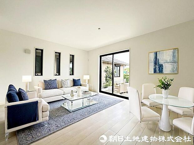 <リビング>白を基調をした清潔感のある室内です。(家具イメージ)