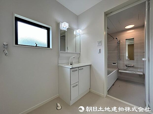 <洗面室>家事動線がスムーズなウォークスルー洗面です。