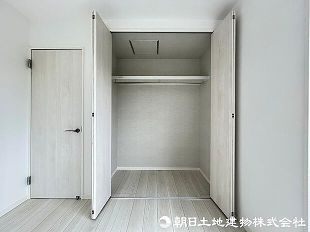 <収納>各洋室にクローゼット収納がありお洋服を収納できます。