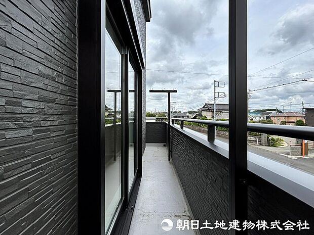 <バルコニー>東南向きで陽当たり良好です。