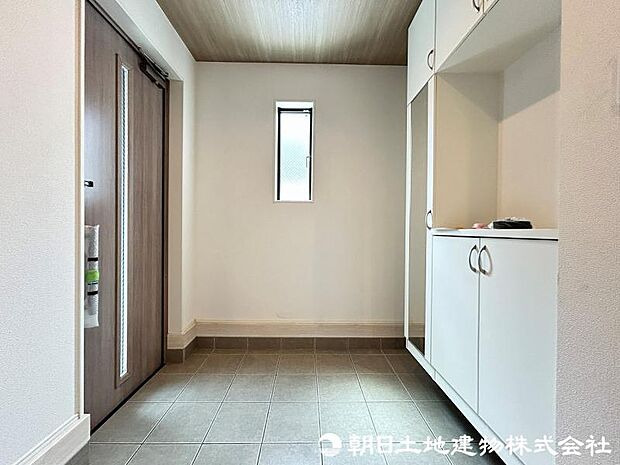 ＜玄関＞身だしなみをチェックできるミラー付きです。