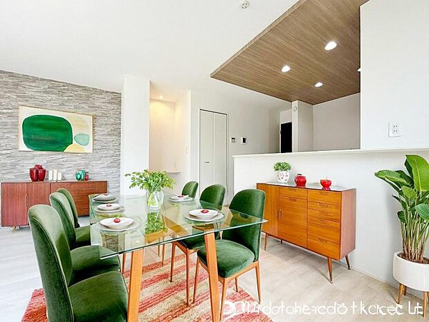 ＜ダイニング＞対面キッチン前に明るいダイニングスペースがあります。（家具イメージ）