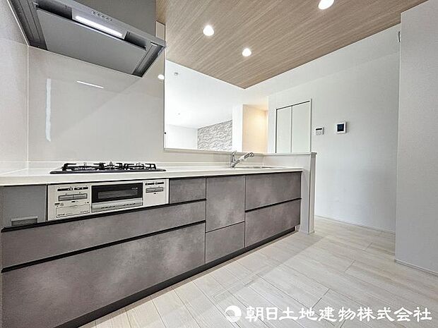 ＜キッチン＞お料理中も会話が弾む対面キッチンです。