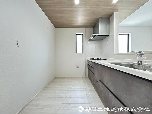 ＜キッチン＞冷蔵庫や食器棚を置いても広い家事スペースを確保しています。