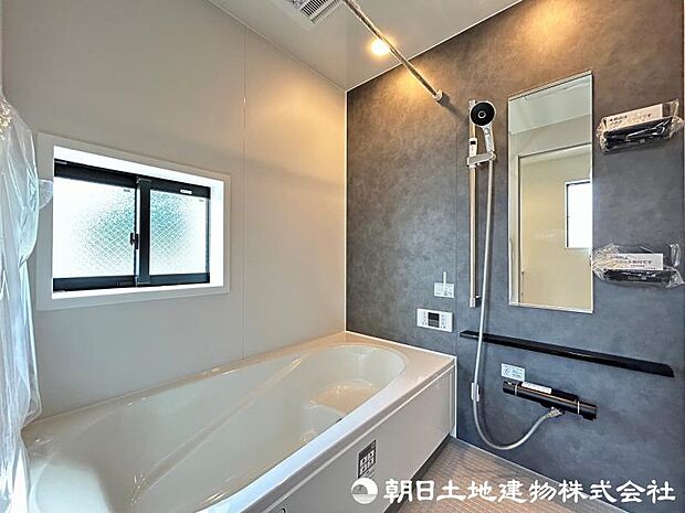 ＜浴室＞1坪タイプの広いユニットバスです。