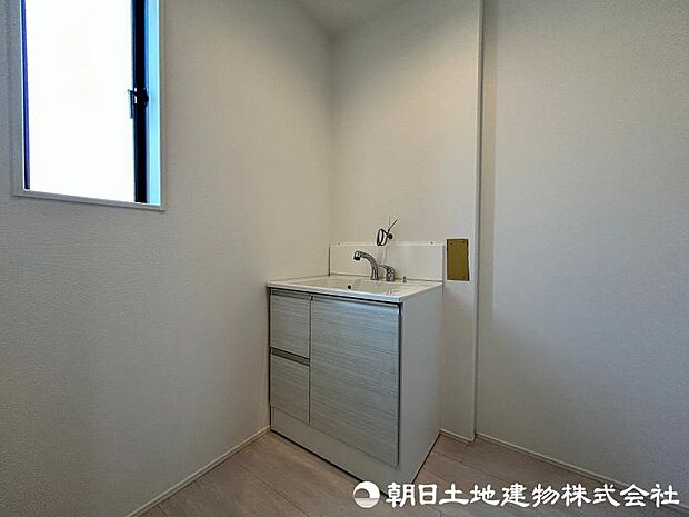 ＜洗面台＞すっきりと収納ができる三面鏡タイプの洗面台です。