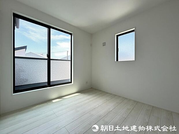 ＜洋室＞バルコニーに面した明るい洋室5帖です。