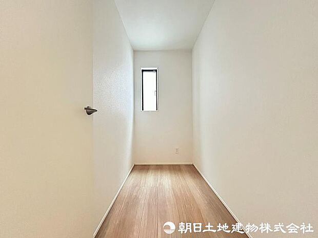 <収納>キッチン背面に日用品をストックできる2帖の納戸があり便利です。