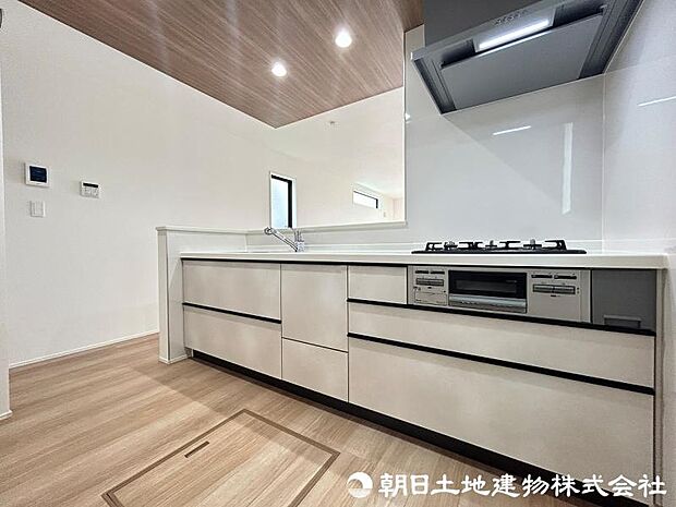 <キッチン>お料理中も会話が弾む明るい対面キッチンです。