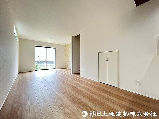 <リビング>お子様の顔が見えるリビングイン階段も魅力です。