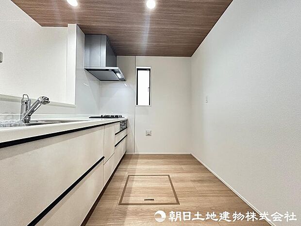 <キッチン>冷蔵庫や食器棚を置いても広い家事スペースを確保しています。