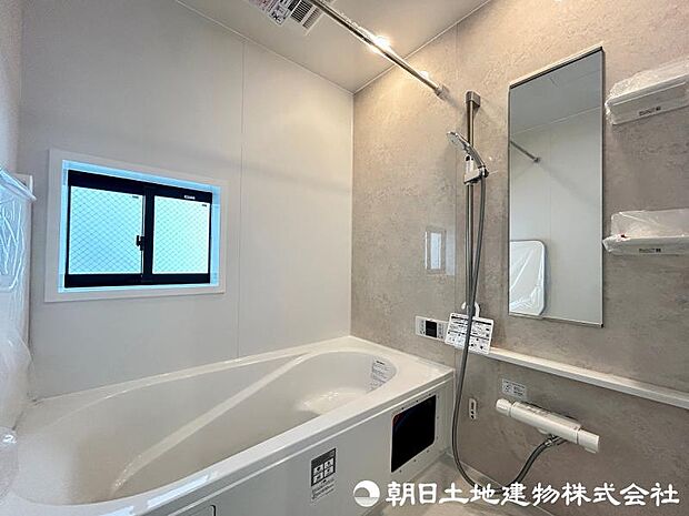 <浴室>1坪タイプの広いユニットバスで、ゆったりバスタイムを楽しめます。