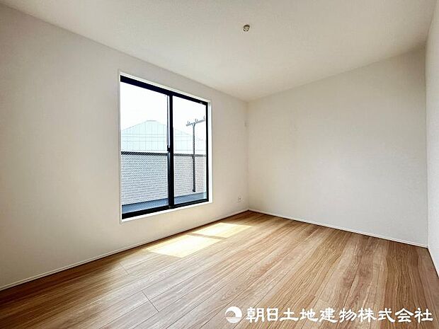 <洋室>バルコニーに面した明るい洋室7帖です。