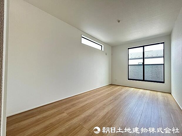 <洋室>2面採光の明るい洋室8帖です。