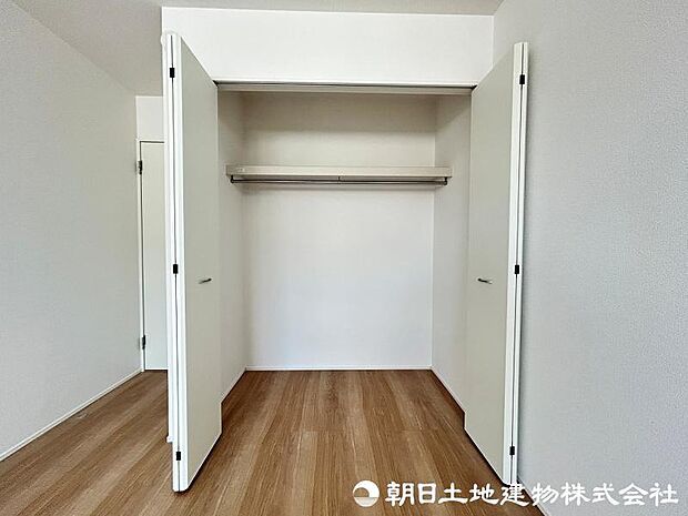 <収納>各洋室にクローゼット収納もありお洋服をすっきりと収納できます。