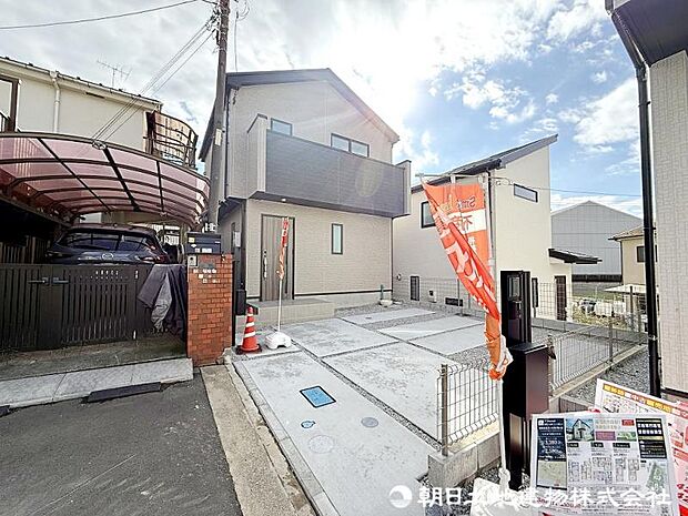 <外観>交通量の少ない道路に面して小さいお子様がいらっしゃるご家族様にも安心いただけます。