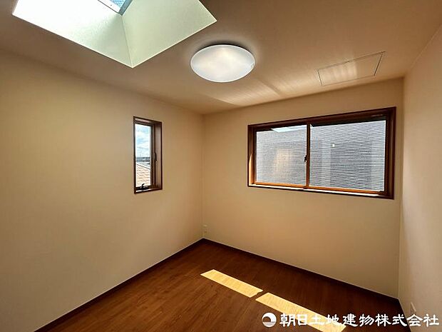 ＜洋室＞トップライトから光が降り注ぐ明るい洋室です。