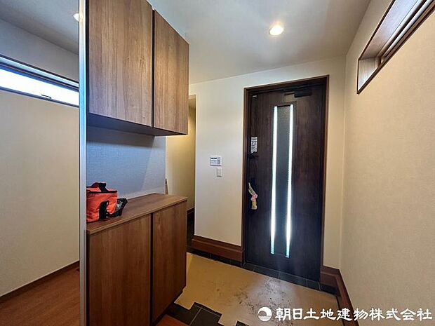 ＜玄関＞身だしなみをチェックできるミラー付きです。