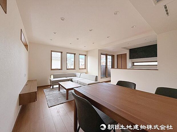 ＜ダイニング＞対面キッチン前の広いダイニングスペースです。