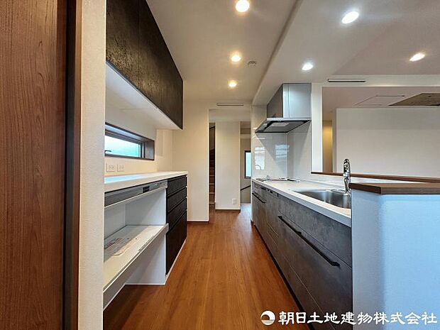 ＜キッチン＞奥様に人気のビルトイン食器洗浄機＆カップボード付きです。