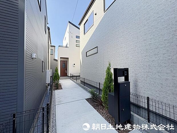 <外観>交通量の少ない道路に面していますので安心いただけます。