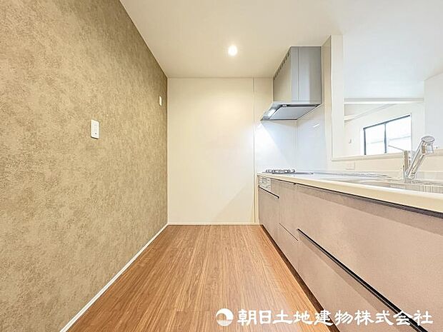 <キッチン>冷蔵庫や食器棚を置いても広い家事スペースがあります。