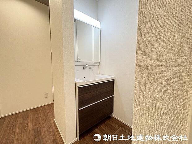 <セカンド洗面>玄関を入るとすぐに手を洗えるセカンド洗面があり便利です。