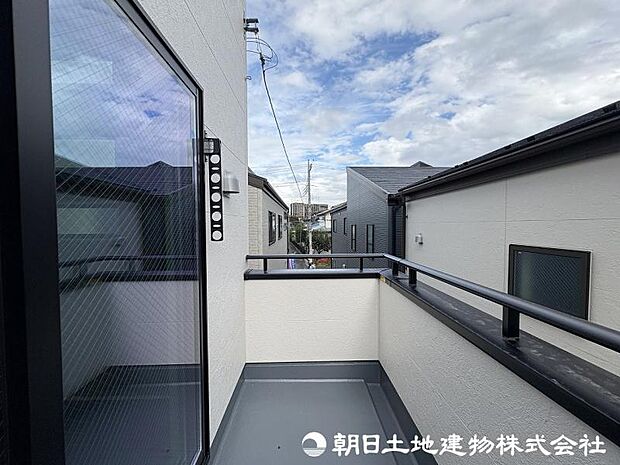 <バルコニー>奥行のあるバルコニーでお洗濯物をゆったりと干せます。