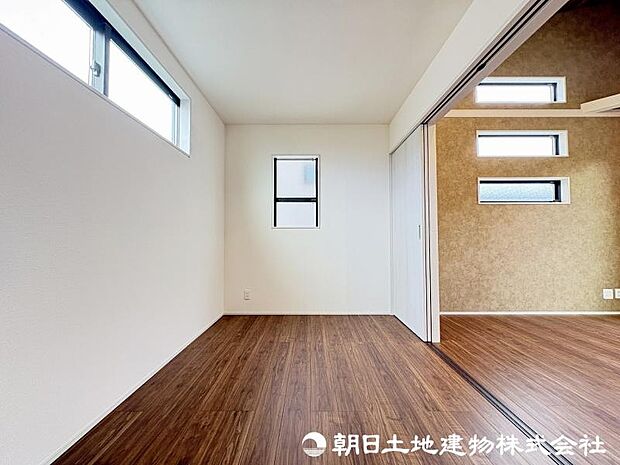 <洋室>リビングとつながる明るい洋室5帖です。