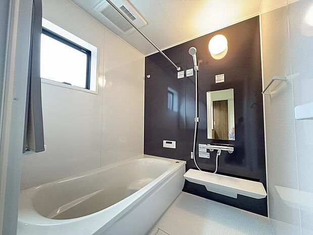 ＜浴室＞1坪タイプの広いユニットバスです。