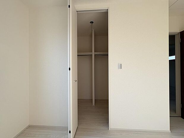 ＜収納＞ご夫婦で使えるウォークインクローゼットも魅力です。