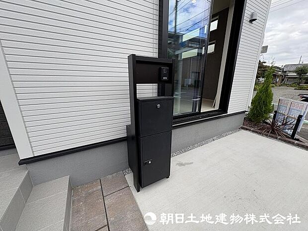 ＜機能門柱＞便利な宅配ボックス付きです。