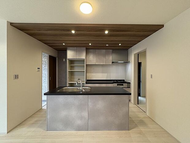 ＜キッチン＞食器類をすっきりと収納できるパントリーも魅力です。