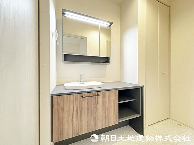 ＜洗面室＞キッチン横から使え家事動線がスムーズです。