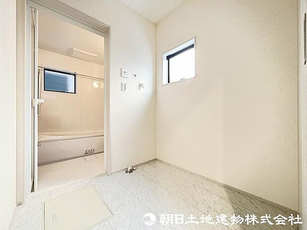 ＜ランドリールーム＞洗濯機置き場と脱衣室で2帖のスペースがあります。。