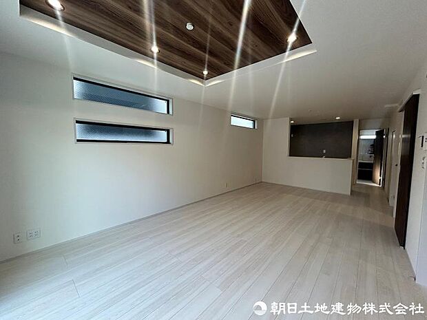 ＜ダイニング＞対面キッチン前の広いダイニングスペースです。