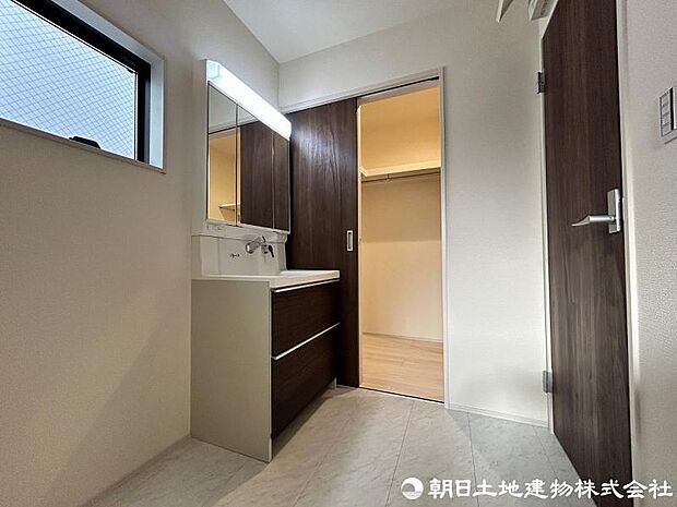 ＜洗面室＞キッチン背面から使え家事動線がスムーズです。