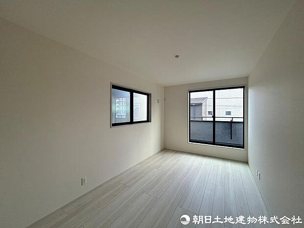 ＜主寝室＞バルコニーに面した明るい主寝室8帖です。