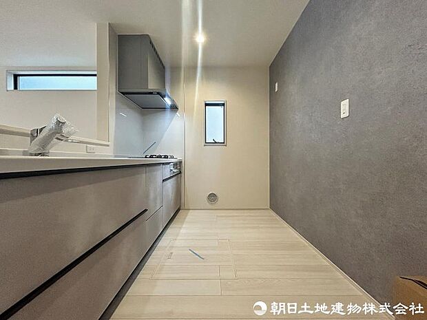 ＜キッチン＞冷蔵庫や食器棚を置いても広い家事スペースとなっています。