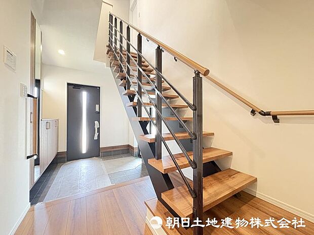 ＜玄関＞スケルトン階段で開放感のある玄関でお出迎え致します。