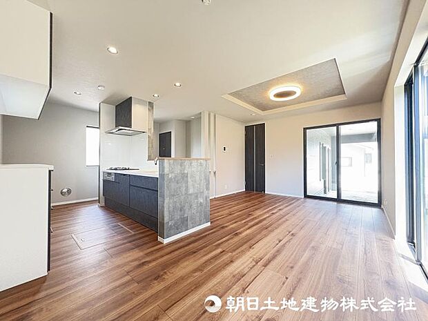 ＜リビング＞三方向に窓がある三面採光の明るいＬＤＫ17.9帖です。