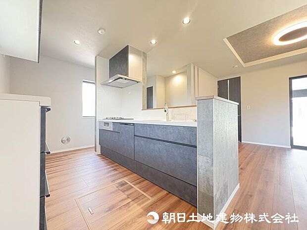 ＜キッチン＞家事動線がスムーズなアイランドキッチンです。