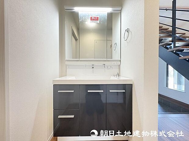 ＜洗面台＞すっきりと収納ができる三面鏡タイプの洗面台です。