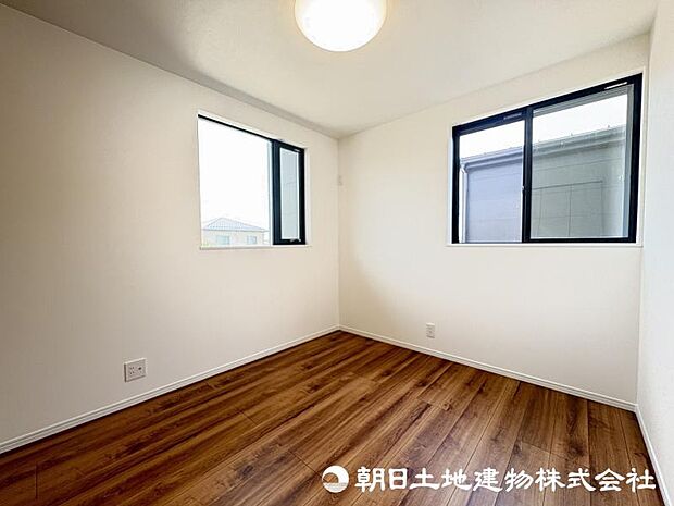 ＜洋室＞明るい2面採光のお部屋です。