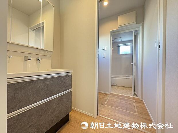 <洗面室>キッチン横から使えて家事動線がスムーズです。