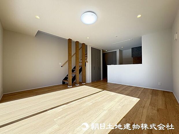 <ダイニング>対面キッチン前の広いダイニングスペースでお食事を召しあがっていただけます。