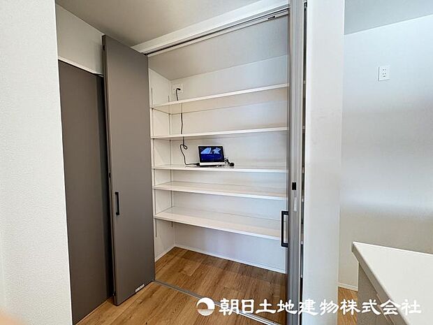 <収納>キッチン横には可動棚ですっきりと収納ができるキッチン収納もあります。