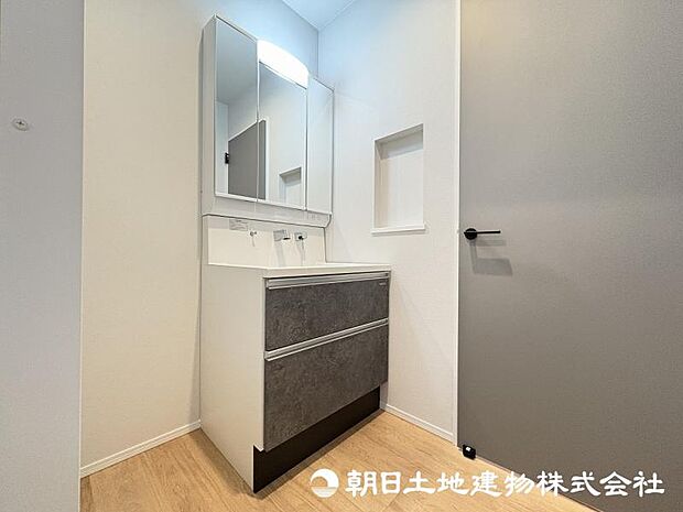 <洗面台>すっきりと収納ができる三面鏡タイプの洗面台です。